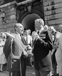 882446 Afbeelding van loco-burgemeester en wethouder mr. A.J. Bransen (links) die mr. R.B. Williams O.B.E. toespreekt ...